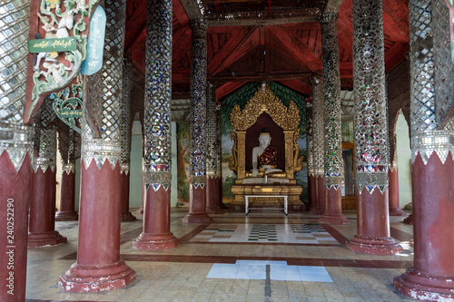 Templo con columnas decorada y al fondo un buda. Bagan, Myanmar