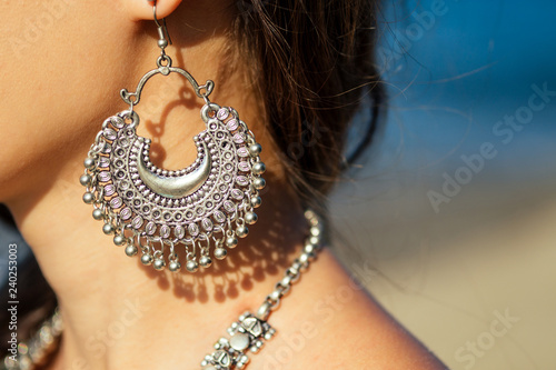 Fotografia female model earrings and necklace in vacation on paradise tropical beach by ocean sea