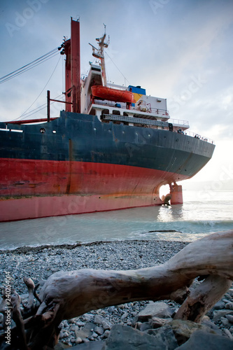 Tableau sur toile Ship is at the shore.