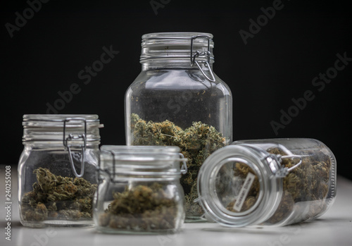 Obraz na płótnie Getrocknetes Cannabis Kraut w salonie