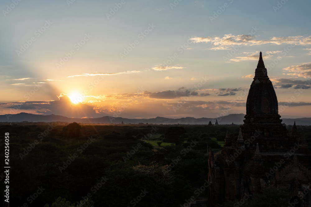 Obraz premium Parque arqueolàogico de los antiguos templos y pagodas de Bagan. Myanmar
