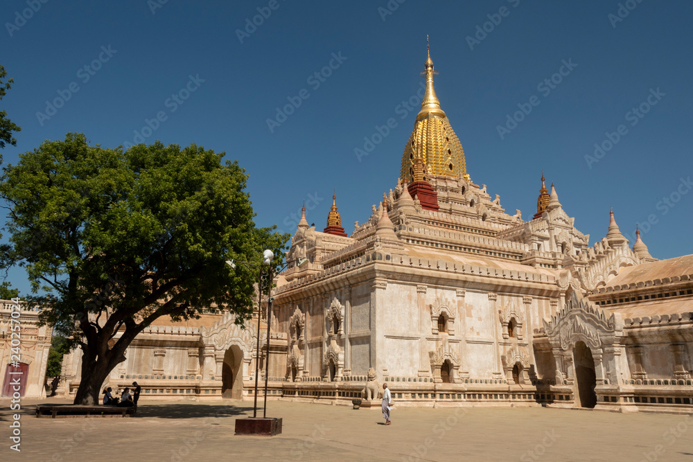 Vista del Templo de Ananda en el parque arqueológico de Bagan. Myanmar