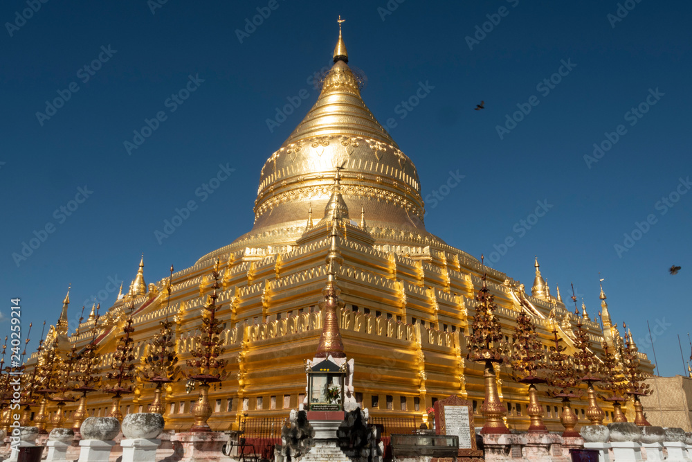 Fototapeta premium Vista de la Pagoda dorada de Shwezigon en el parque arqueológico de Bagan. Myanmar