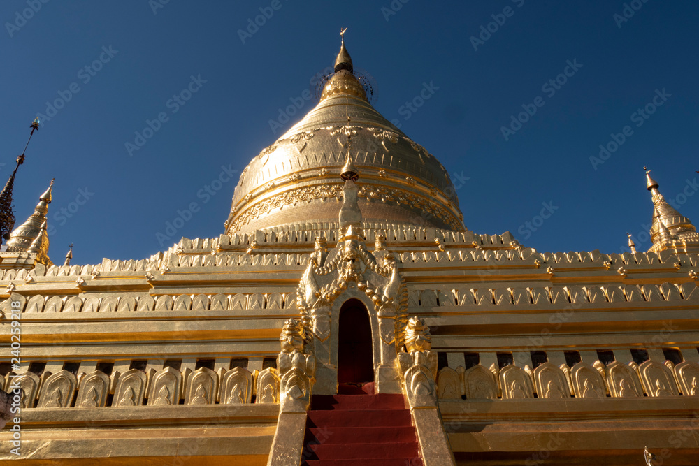Vista de la Pagoda dorada de Shwezigon en el parque arqueológico de Bagan. Myanmar