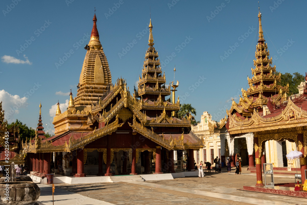 Vista de la Pagoda dorada de Shwezigon en el parque arqueológico de Bagan. Myanmar