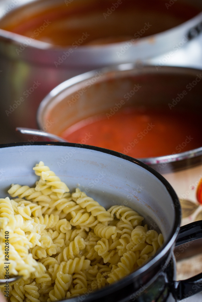 Nudeln mit Tomatensoße Nudeln mit Tomatensoße