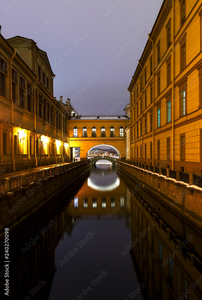 Fototapeta premium ermitazhniy bridge night, symmetrical reflections of buildings and railings vertically and horizontally, St.Petersburg, Rusia