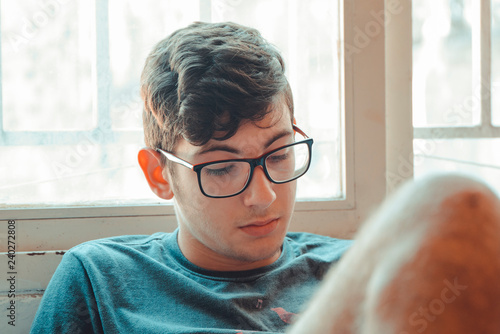 Schilderij op canvas joven triste leyendo en casa
