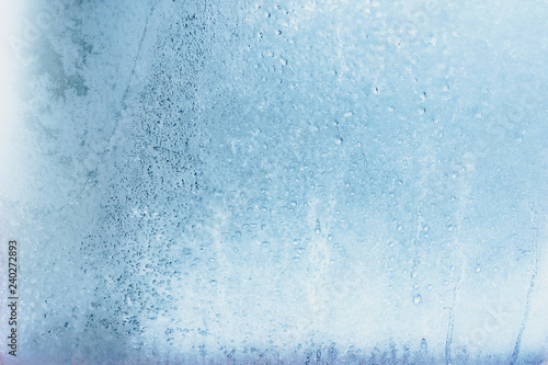 Fotografia Frozen winter window pane coated shiny icy patterns