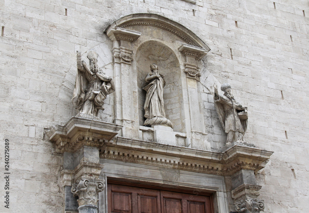 statua di Maria e di due santi vescovi; portale della cattedrale di Bari