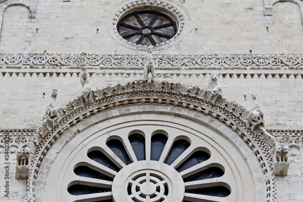 Cattedrale di Bari; rosone in facciata sormontato da una cornice con decorazioni in forme vegetali e figure zoomorfe