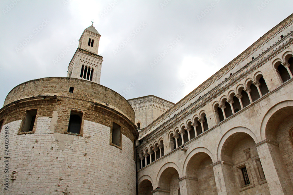 Cattedrale di Bari; loggiato sul fianco nord, con campanile e tiburio