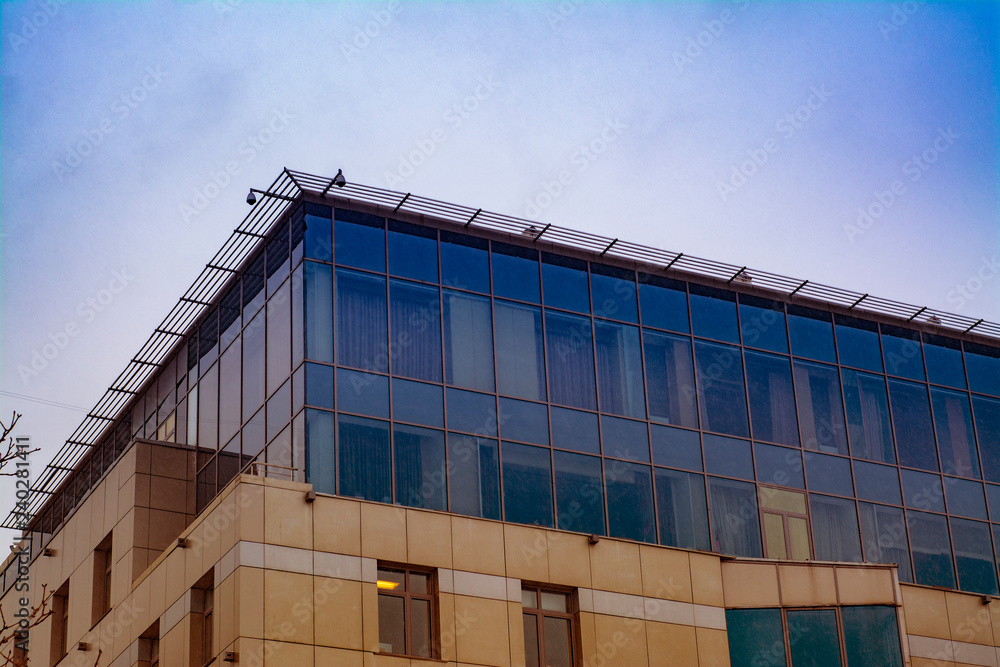 Obraz premium The facade of a modern building on the background of a winter sky