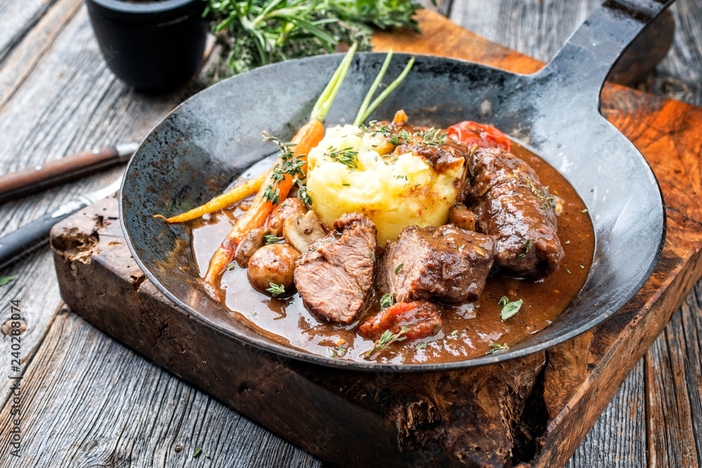 Traditionelle deutsche geschmorte Schweinebäckchen in brauner Rotwein ... Traditionelle deutsche geschmorte Schweinebäckchen in brauner Rotwein ...