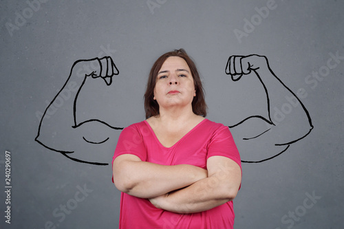 femme forte avec muscles dessinés 