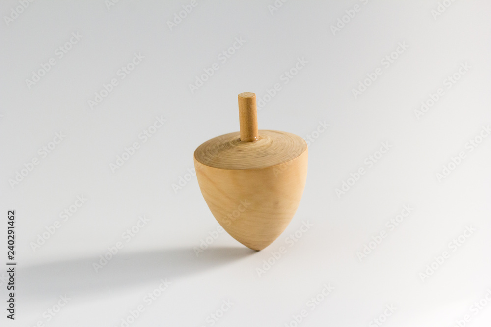 Trompo de madera girando en equilibrio Stock Photo | Adobe Stock