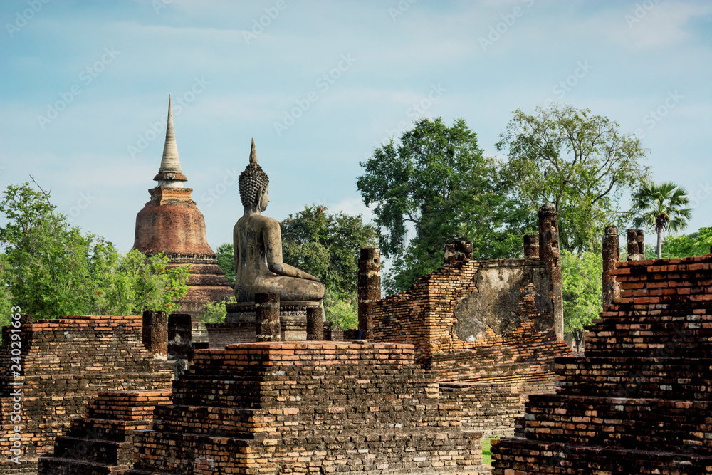 Obraz premium Buddhist temple ruins in Sukhothai historical park,Thailand