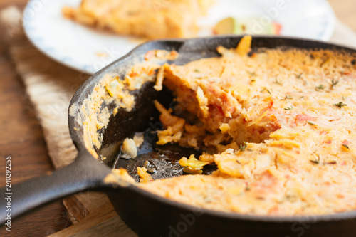 Fotografia Home made rutabaga frittata in a cast iron pan (vegan)