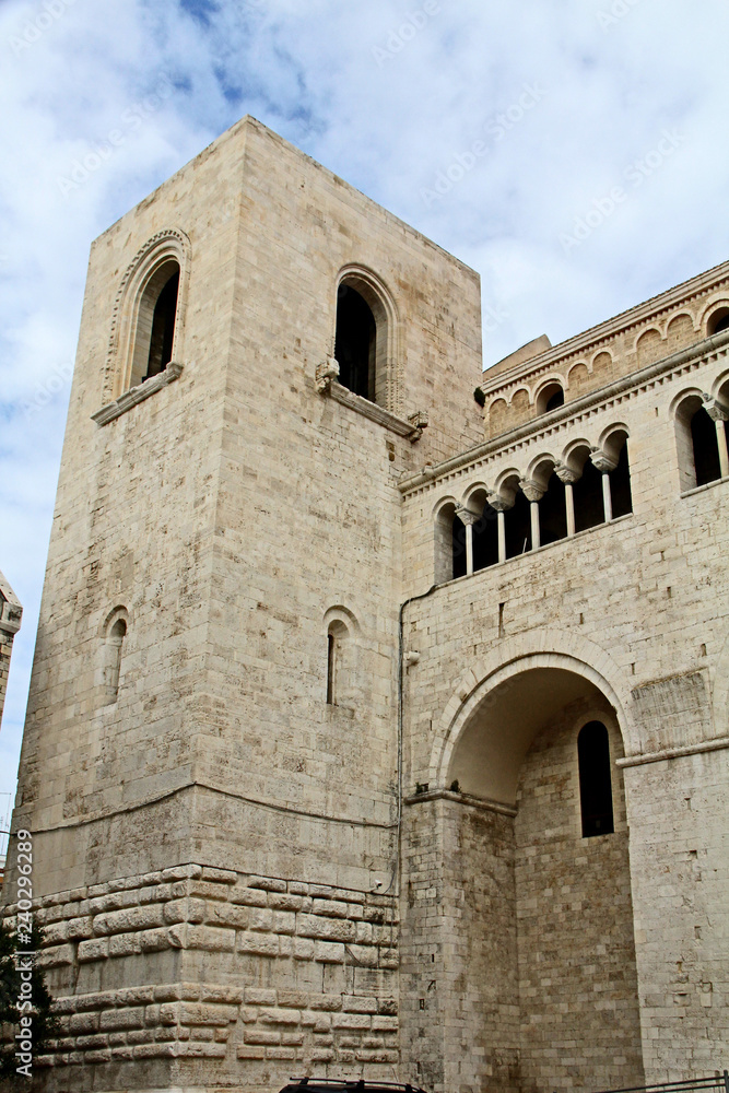 Bari, chiesa di San Nicola; torre e fianco meridionale