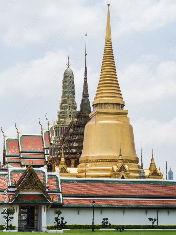 Fototapeta premium Beautiful Royal Grand Palace in Bangkok