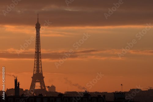 France tour eiffel paris symbole tour lever de soleil orange nuage ciel matin © shocky
