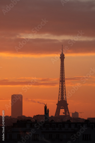 tour eiffel paris france symbole matin soleil orange ciel visiter voyage voyager © shocky