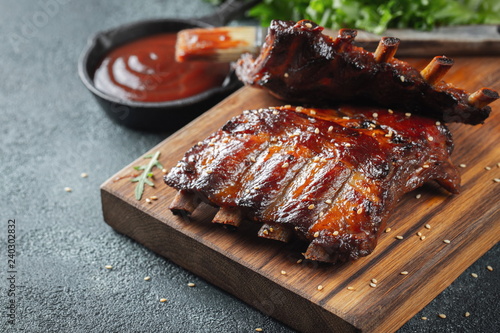 Fotografia Closeup of pork ribs grilled with BBQ sauce and caramelized in honey