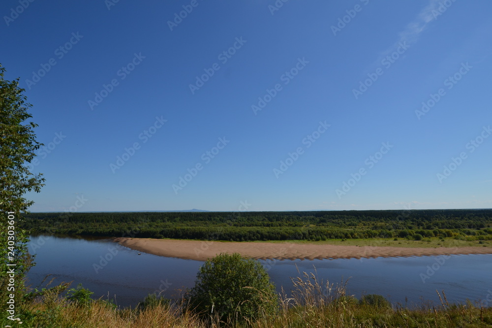 летний день на севере Пермского края: река Колва и гора Полюдов Камень на горизонте