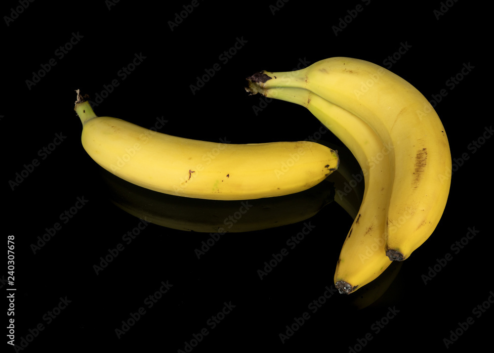 Drei Bananen auf schwarzem Hintergrund mit Spiegelung Drei Bananen auf schwarzem Hintergrund mit Spiegelung