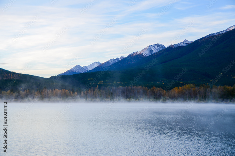 秋のカナディアンロッキー　夜明けの朝霧のバーミリオン湖（バンフ国立公園　カナダ・アルバータ州）