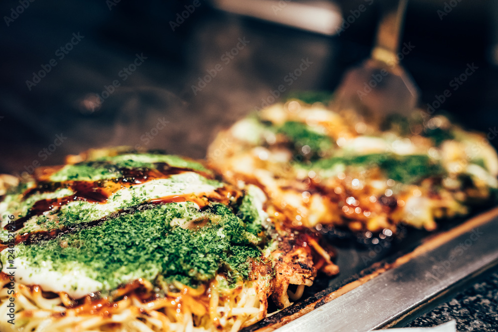 Obraz premium gotowanie okonomiyaki w lokalnej restauracji