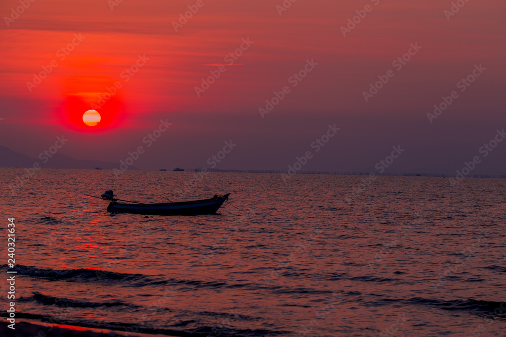 The background of the twilight light by the sea, the sun goes back to the horizon. , Is a beautiful natural atmosphere Seen during travel and travel
