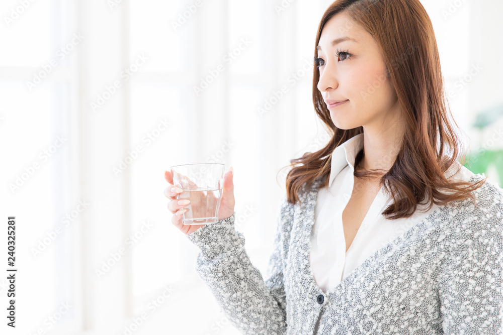 水を飲む女性