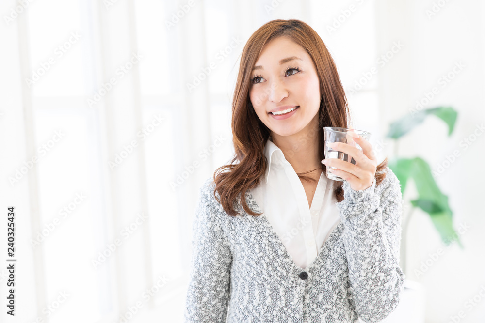 水を飲む女性 水を飲む女性