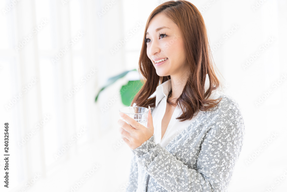 水を飲む女性 水を飲む女性