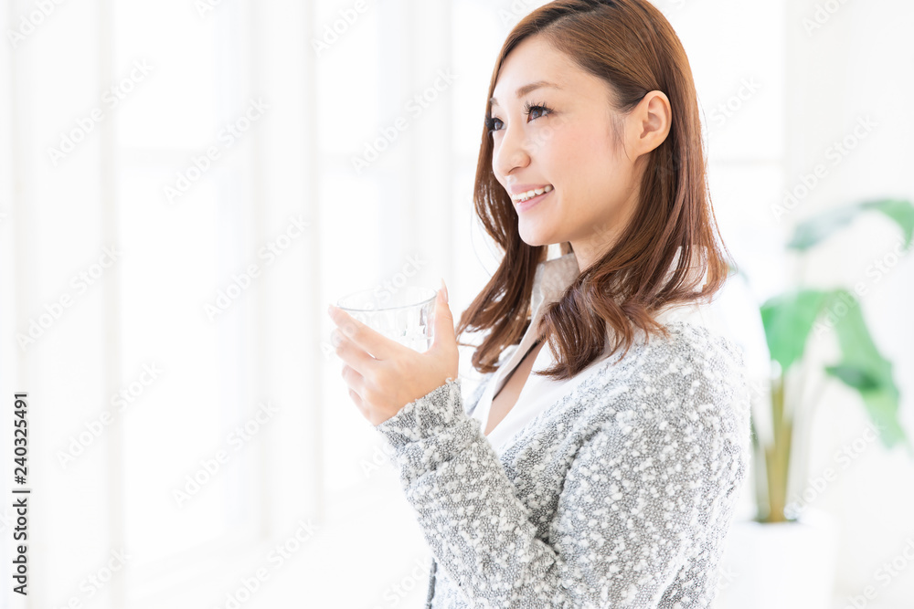 水を飲む女性