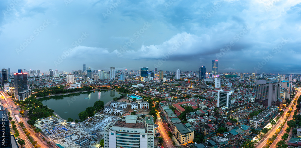 Naklejka premium Widok na panoramę miasta Hanoi, Wietnam. Pejzaż Hanoi w okresie zachodu słońca w dzielnicy Ba Dinh, widok z ulicy Lang Ha