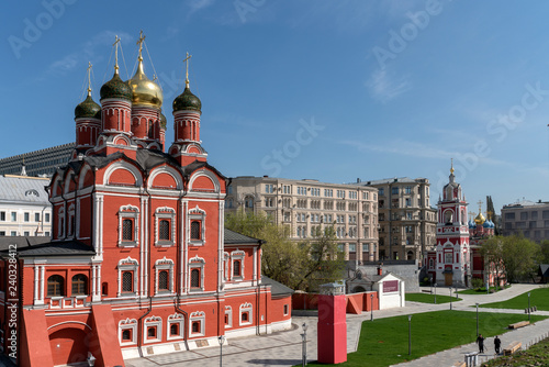 Москва, парк Зарядье. Знаменский монастырь.