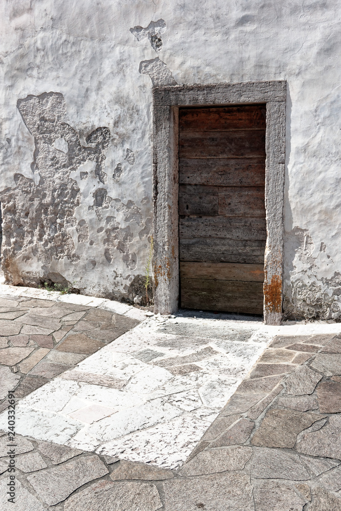 Fototapeta premium wooden door in an old stone house.
