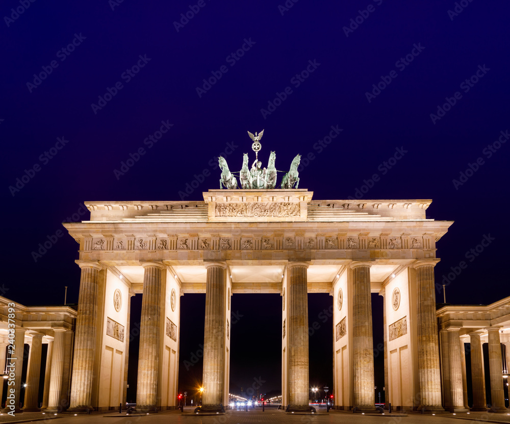 Obraz premium Neoclassical Brandenburg Gate (Brandenburger Tor) at night Pariser Platz Mitte Berlin Germany