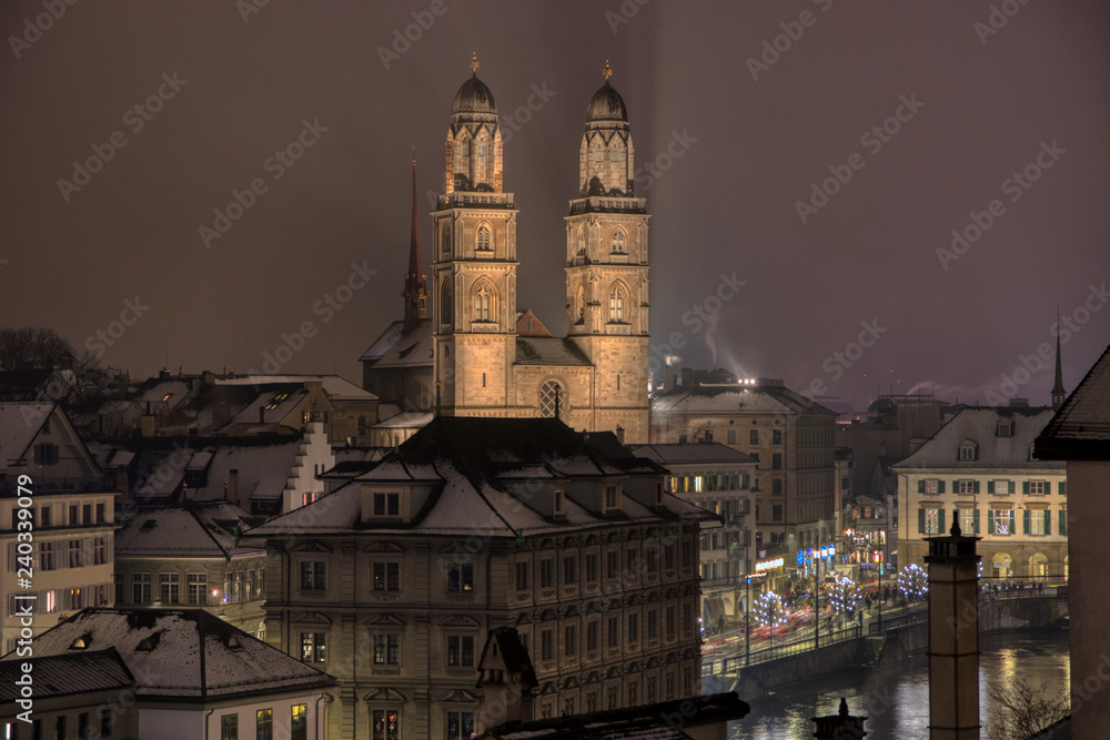 Grossmünster in Zürich bei Nacht