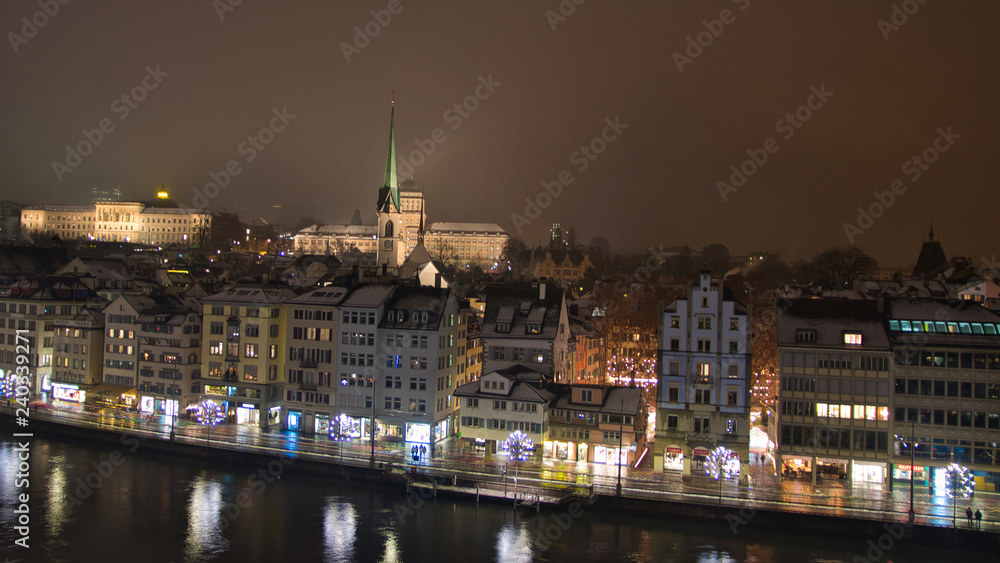 Zürich Universität und Häuser ander Limmat im Winter in der Nacht