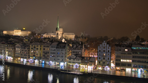 Obraz na płótnie Zürich Universität und Häuser ander Limmat im Winter in der Nacht w salonie