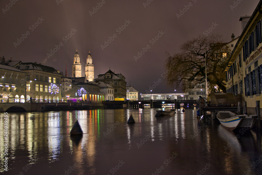 Zürichs Limmat, Boote und Grossmünster bei Nacht