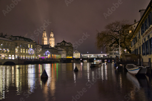 Obraz na płótnie Zürichs Limmat, Boote und Grossmünster bei Nacht w salonie