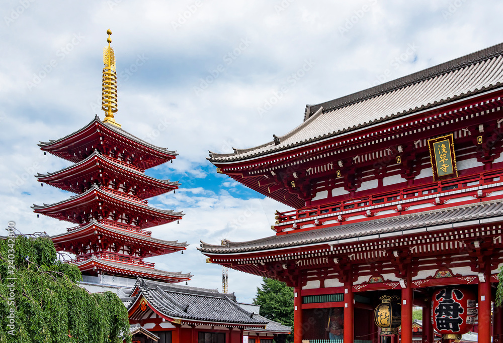 Five Storeys Pagoda and Kaminarimon Gate at Sensoji Temple, Asakusa, Tokyo, Japaan