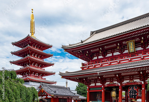 Five Storeys Pagoda and Kaminarimon Gate at Sensoji Temple, Asakusa, Tokyo, Japaan