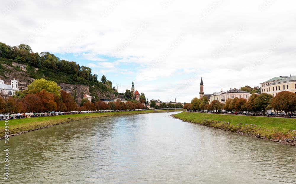 Obraz premium Salznach river and old town of Salzburg panorama.