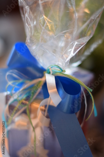 Weihnachtsgeschenke in Cellophanpapier und bunten Schleifen - Christmas presents in cellophane paper and colorful bows photo