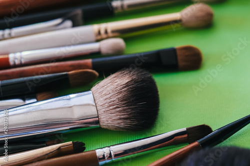 professional makeup brush set and create feminine beauty
